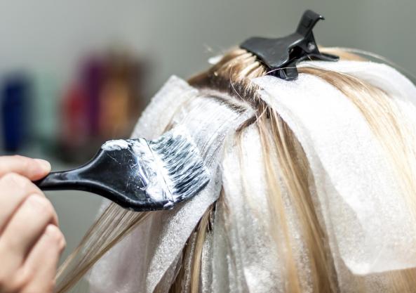 مزایا رنگ کردن مو با دکلره